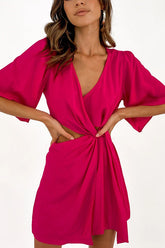 Minikleid mit überkreuzten Cut-Outs und Bindeband vorne